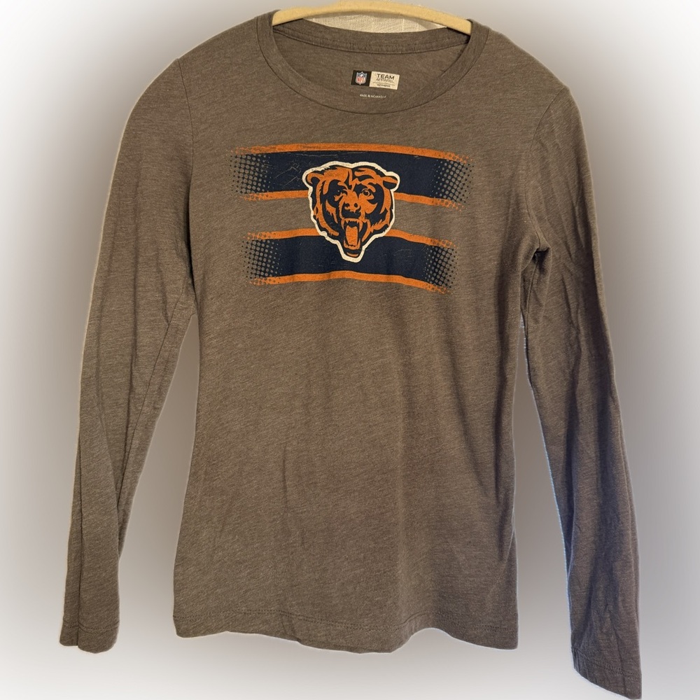 Gray woman’s  Long Sleeve T Shirt with Chicago Bears football Logo NFL small